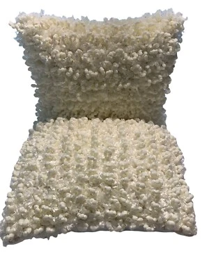 2 almohadas decorativas Cynthia Rowley de guijarro satinado con volantes Foto 1 de 4