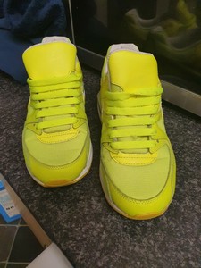 yellow nike trainers