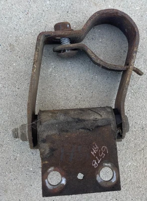 SOPORTE DE SOPORTE DE MONTAJE DE ESCAPE TRASERO DERECHO FORD THUNDERBIRD 1964-1966 OEM Foto 1 de 4