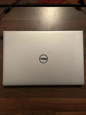 Laptop Dell Inspiron 15 serie 5000, cargador incluido Foto 1 de 4