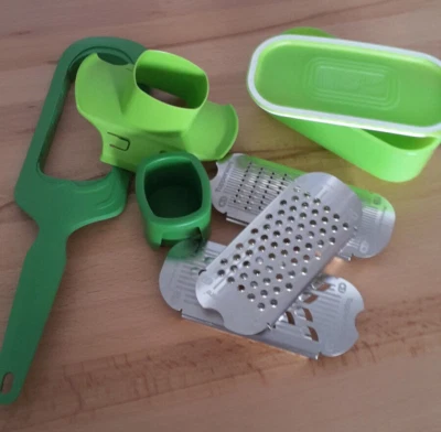 Tupperware Profi Reibe D182 Mit 3 Raspeleinsätzen und Quadro Behälter - Bild 1 von 4