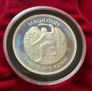  1977 QUEEN'S SILVER JUBILEE MAURITIUS 25 RUPEES ERROR* COIN UK ROYAL MINT - Picture 1 of 3