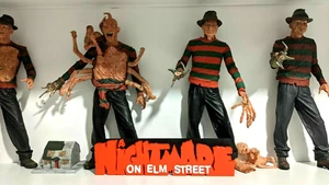 Nightmare on Elm Street Retro Display Collectible Logo Text Memorabilia Stand - Bild 1 von 4