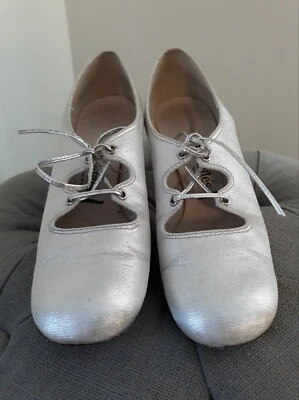 De colección Años 60 Realites Metálico Plateado Cojo Corbata Frontal Grueso Disfraz Tacones Talla 5.5 Foto 1 de 4