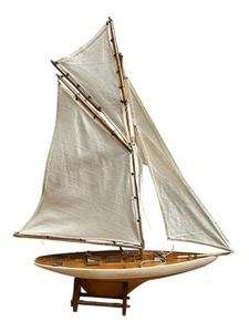 Old Wooden Pond Yacht - Picture 1 of 7