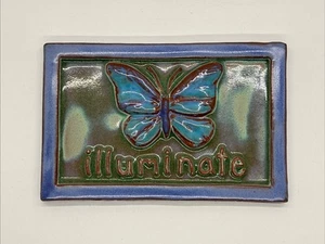 Azulejo de arte de pared con mariposa decorativo hecho a mano Eartha "Iluminar" - Imagen 1 de 10
