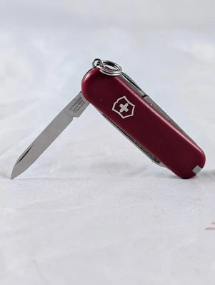 Navaja suiza Victorinox Classic SD 58mm roja o negra Foto 1 de 4