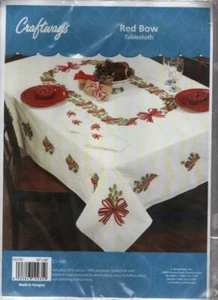 NEU CRAFTWAYS ROTE SCHLEIFE TISCHDECKE KIT STICKEREI 50" x 68" - Bild 1 von 2