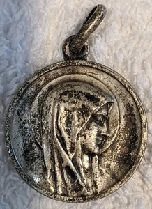 Nuestra Señora de Lourdes/St. Medalla/colgante Bernadette vintage grabado católico - Imagen 1 de 4