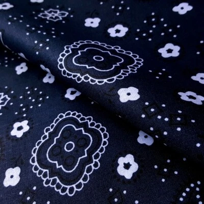 TELA DE POLIALGODÓN ESTAMPADO BANDANA AZUL MARINO 58" BY THE YARDA PAISLEY BLANCO Foto 1 de 3