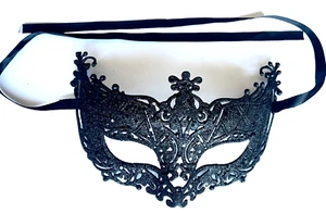 VINTAGE LACY MARDI GRAS MASK MASQUERADE EYES COVERING DURABLE ADJUSTABLE PLASTIC - Picture 1 of 5