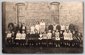 Foto real grupo de niños posando (¿Imagen escolar con maestro?) Postal - Imagen 1 de 5