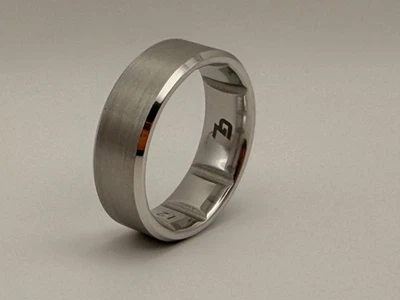 Groove Ring® Tungsteno: Platino Talla 12 (Incluye un Anillo de Silicona Negro Zeus) Foto 1 de 4