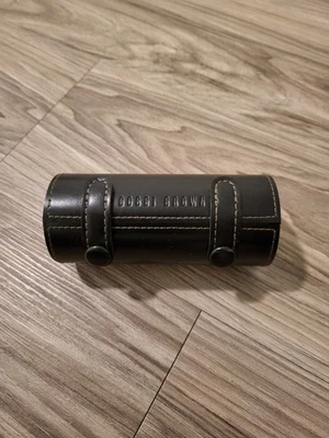 Juego de mini brochas de maquillaje Bobbi Brown en estuche de cuero sintético negro Foto 1 de 4
