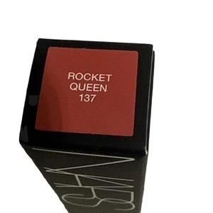 Lápiz labial NARS Powermatte 137 Rocket Queen Longwear color audaz 0,05 oz - Imagen 1 de 4