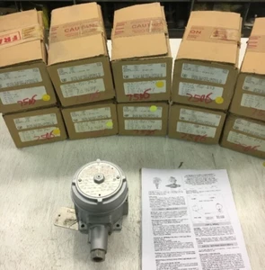 UE United Electronics J120-190 Pressure Switch 5-30 psi - Picture 1 of 11