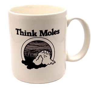 THINK MOLES Kaffeetasse Becher mit ausgegrabenem Maulwurf Schädlingsfigur Blick aus Loch - Bild 1 von 7