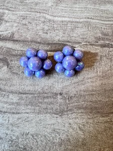 Pendientes racimo vintage con clip marcado Japón iridiscente púrpura lila lavanda - Imagen 1 de 6