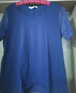 Blaues T-Shirt mit Spitzenärmel, Gr. 40/42 - Bild 1 von 3