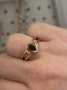 Vergoldeter schwarzer Onyx Ring mit geteiltem Schaft Unikat Größe 7 - Bild 1 von 6