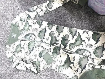 5Z!¡GUAU! NUEVO CON ETIQUETAS 5T The Children's Place GREEN DINOSAURIOS Pijama para dormir con patas ajustadas Foto 1 de 3