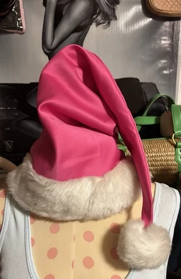Chapéu bebê vintage raro Victoria’s Secret Papai Noel cetim rosa acabamento de pele sintética - Imagem 1 de 4