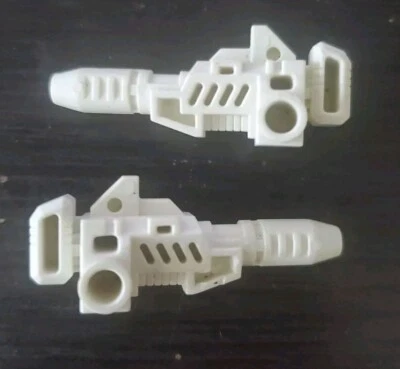 Juego de pares de armas Hasbro Vintage Transformers 1986 cuchillas defensor pistola láser L & R Foto 1 de 2