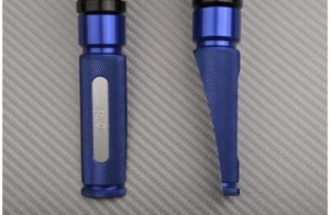 Blue-Alu Pair of Rear Footpegs 9cm TRIUMPH SPEED FOUR 600 806LB 2002-2006 - Picture 1 of 8