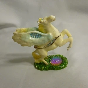 SCHMUCKKÄSTCHEN - Schmuck PEGASUS, Goldrand, aufklappbar, Magnetverschluss, Emaille - NEUWERTIG - Bild 1 von 10