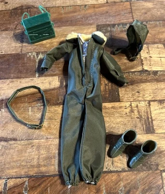 РЕДКИЙ ВИНТАЖНЫЙ 1971 MEGO ОЛИВКОВЫЙ ВВЕРХ И ДАЛЕКО И АКСЕССУАРЫ БЕЛЫЙ ВОРОТНИК 1403 - Изображение 1 из 4