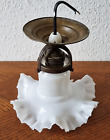 Ładna lampa secesyjna z zdobionym kloszem ze szkła mlecznego i mosiężną oprawą 1900/10