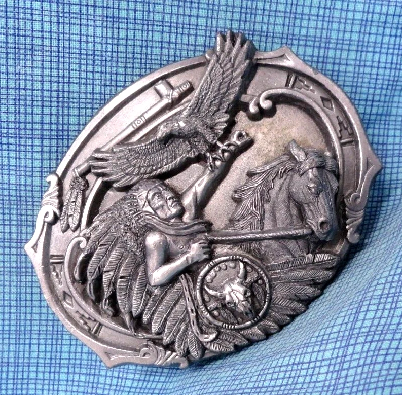 Cocar Chief Eagle cinto de penas fivela nativo americano vintage anos 80 AGBC .QRT570 - Imagem 1 de 4