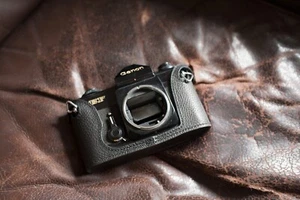 Handgefertigte halbe Kameratasche aus echtem Leder für Canon EF schwarz - Bild 1 von 4