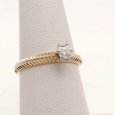 Anillo de compromiso solitario de diamantes redondos naturales tallados artísticos de oro de 14 k Foto 1 de 4