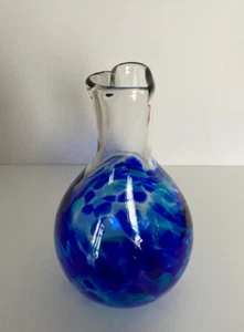Mundgeblasene Kunstglas Herz Stiel offene Vase kobaltblau Spritzer runder Sockel - Bild 1 von 19