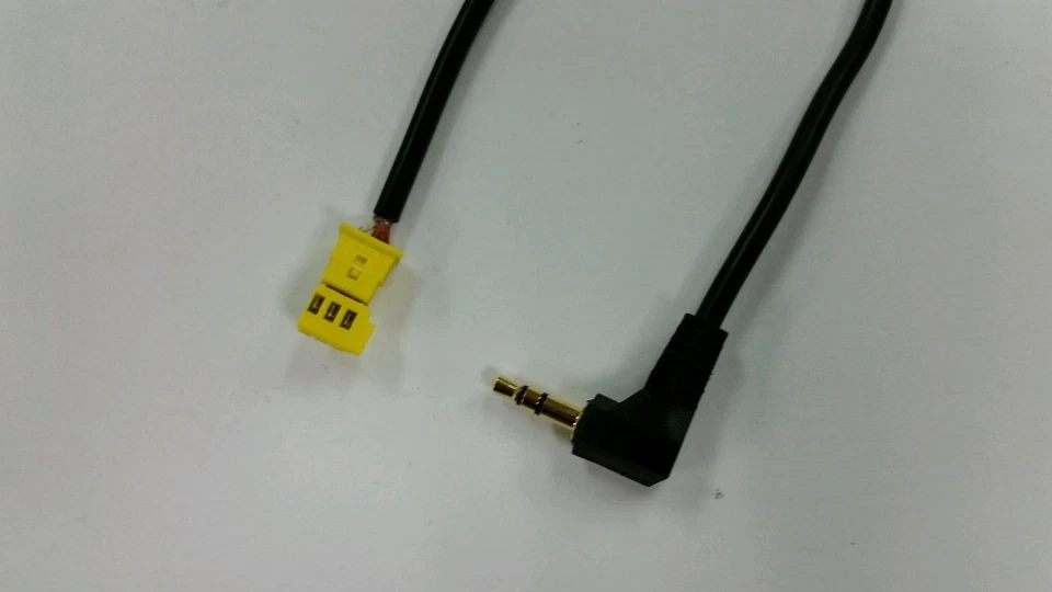 Mercedes Benz E/CLS/SLK AUX entrada 2004-2008 com sistema de comando BAS-AUX.YELL - Imagem 1 de 1