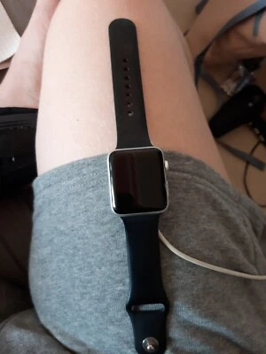 Apple Watch Series 2 42mm Aluminiumgehäuse in Grau mit Sportarmband  Schwarz - Bild 1 von 4