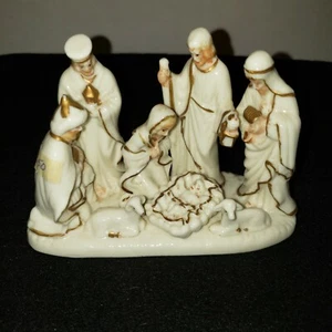 Belén de porcelana de colección con adornos de oro blanco de 5,5" x 4" - Imagen 1 de 11