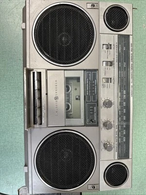 Radio/casete estéreo AM/FM General Electric modelo 3-5257A probado necesita trabajo Foto 1 de 4