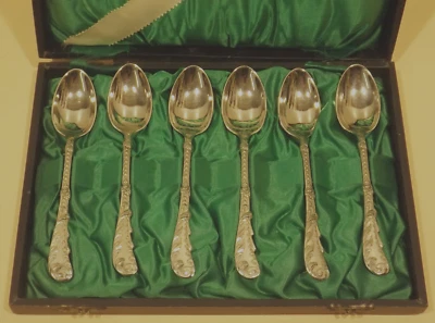 6 Vecchi Cucchiaini Di Caffè/Tè Color Argento 13,5Cm Design Rosa In Scatola - Immagine 1 di 4