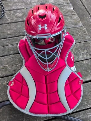Under Armour Age 12-16 捕手装备红色 7 - 7 1/2 面具和胸板 — 第 1/4 张图片