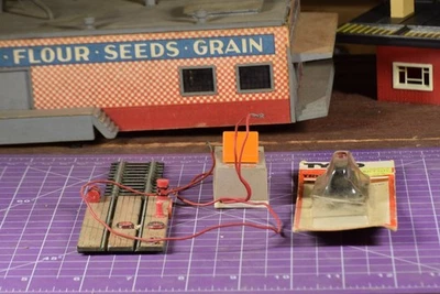 Extremo de pista TYCO NUEVO EN CAJA, un interruptor sin probar y otra pista misc adornada con cosas Foto 1 de 4