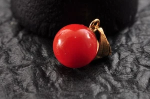 With certification, "Red coral" pendant round motif 18k gold craps, used case. - Picture 1 of 11