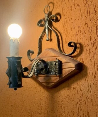 Lampada da Parete Antica in Ferro Battuto e Legno – Eleganza Rustica - Immagine 1 di 4