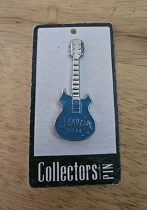 2014 J Garcia Azul Guitarra Solapa Sombrero Chaqueta Prendedor Jerry Garcia Grateful Dead - Imagen 1 de 4