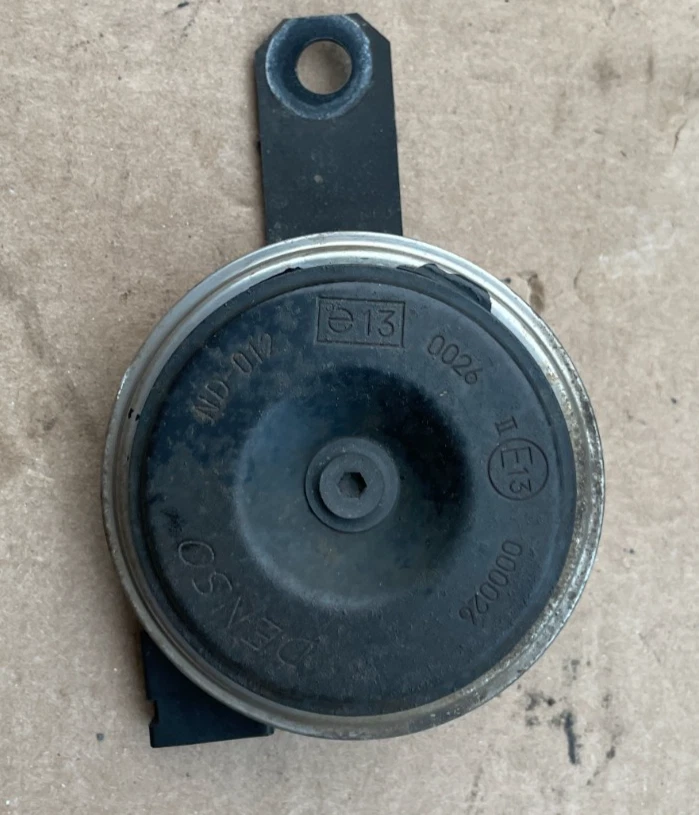 Toyota Prius V 2012-2017 bocina tono paso alto delantero derecho Foto 1 de 4