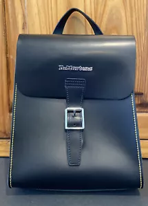 Mochila Dr. Martens Negra Pequeña Compacta Cuero Unisex altura 11 pulgadas ancho 9 pulgadas - Imagen 1 de 24