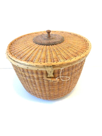 VTG Nantucket Style Round Lidded Basket Hinged Wood Lid 7.5" Tall Cover