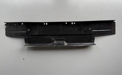 Raro Genuino Peugeot 106 Rallye XSi GTi Parachoques Trasero Chasis Sección 724380 Nuevo de Lote Antiguo Foto 1 de 4