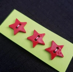 3x Vintage 15mm Fire Engine Red Star Shaped 2-Hole Flat Novelty Buttons Sewing - Picture 1 of 7